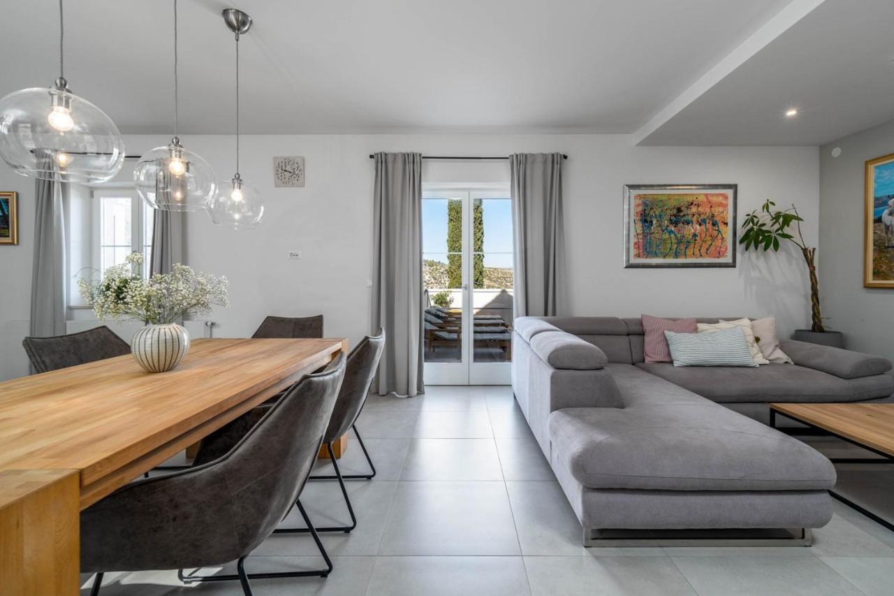 New Villa Ani! Traditional And Luxurious 4-Bedroom Villa With Heated Pool And Sea Views Postira Exteriér fotografie