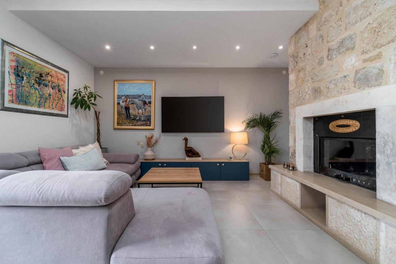New Villa Ani! Traditional And Luxurious 4-Bedroom Villa With Heated Pool And Sea Views Postira Exteriér fotografie