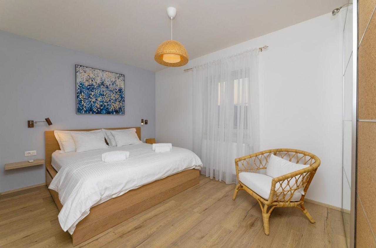New Villa Ani! Traditional And Luxurious 4-Bedroom Villa With Heated Pool And Sea Views Postira Exteriér fotografie